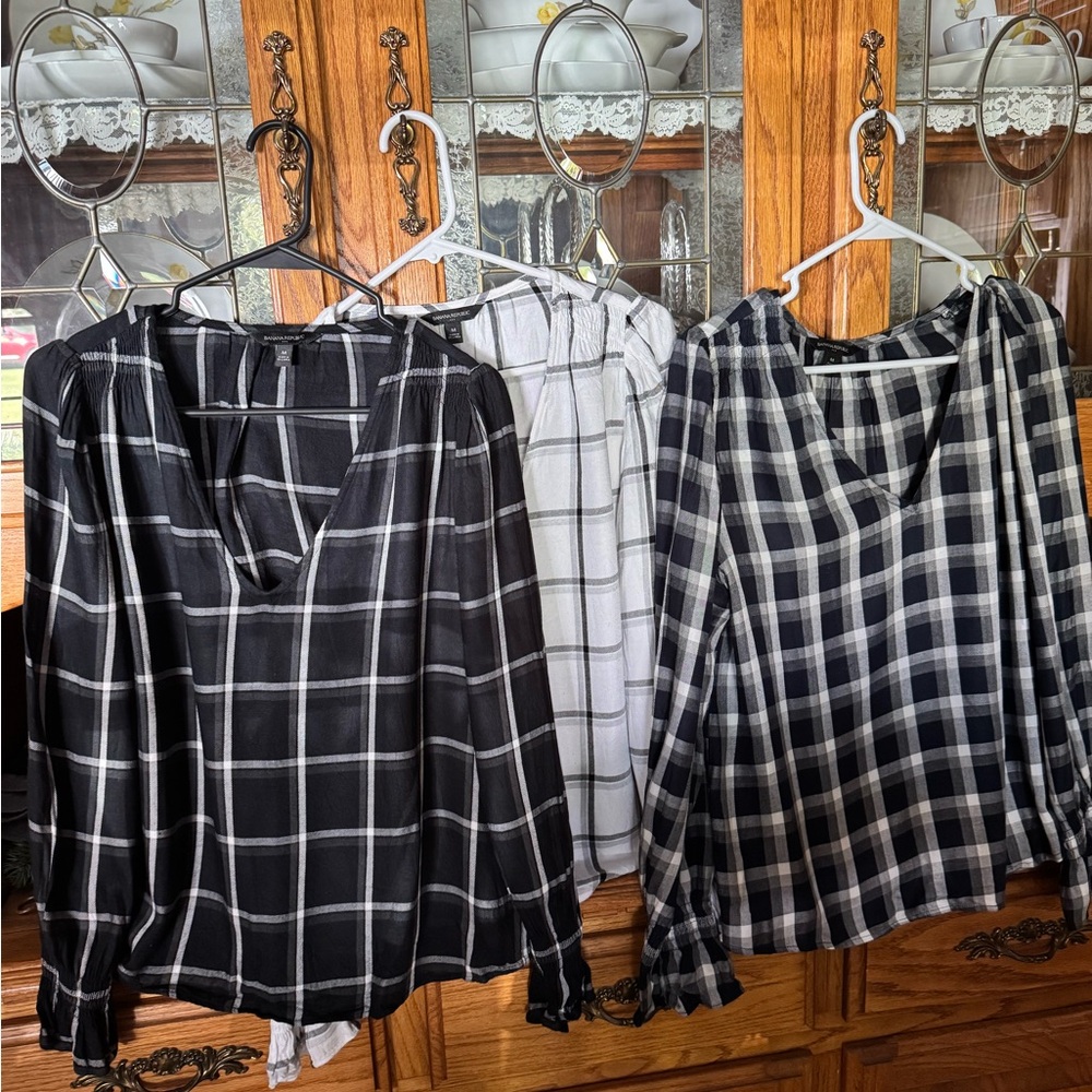 Banana Republic (3) plaid tops. Size med
Black plaid, navy plaid and white plaid